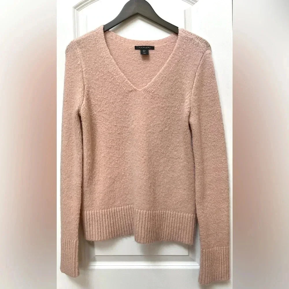 tahari neck